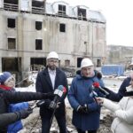 03.02.2022 Kielce. Teatr im. Stefana Żeromskiego. Remont. Na zdjęciu dyrektor teatru Michał Kotański i wojewoda Zbigniew Koniusz / Jarosław Kubalski / Radio Kielce