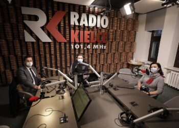08.02.2022 Radio Kielce. Punkty Widzenia. Na zdjęciu od lewej: radny Kamil Suchański, Robert Szumielewicz - Radio Kielce i radna Monika Kowalczyk / Jarosław Kubalski / Radio Kielce