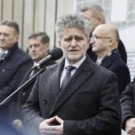 10.02.2022 Kielce. 82. rocznica pierwszej masowej wywózki Polaków na Sybir. Uroczystość przed Pomnikiem Sybiraków na cmentarzu Starym. Przemawia senator Krzysztof Słoń / Jarosław Kubalski / Radio Kielce