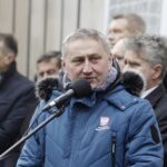 10.02.2022 Kielce. 82. rocznica pierwszej masowej wywózki Polaków na Sybir. Uroczystość przed Pomnikiem Sybiraków na cmentarzu Starym. Przemawia wojewoda Zbigniew Koniusz / Jarosław Kubalski / Radio Kielce