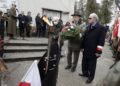 10.02.2022 Kielce. 82. rocznica pierwszej masowej wywózki Polaków na Sybir. Uroczystość przed Pomnikiem Sybiraków na cmentarzu Starym. Wieniec składa Związek Sybiraków / Jarosław Kubalski / Radio Kielce