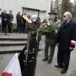 10.02.2022 Kielce. 82. rocznica pierwszej masowej wywózki Polaków na Sybir. Uroczystość przed Pomnikiem Sybiraków na cmentarzu Starym. Wieniec składa Związek Sybiraków / Jarosław Kubalski / Radio Kielce