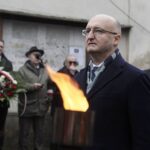 10.02.2022 Kielce. 82. rocznica pierwszej masowej wywózki Polaków na Sybir. Uroczystość przed Pomnikiem Sybiraków na cmentarzu Starym. Wieniec składa wiceminister spraw zagranicznych Piotr Wawrzyk / Jarosław Kubalski / Radio Kielce