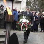 10.02.2022 Kielce. 82. rocznica pierwszej masowej wywózki Polaków na Sybir. Uroczystość przed Pomnikiem Sybiraków na cmentarzu Starym. Wieniec składa senator Krzysztof Słoń / Jarosław Kubalski / Radio Kielce