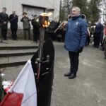 10.02.2022 Kielce. 82. rocznica pierwszej masowej wywózki Polaków na Sybir. Uroczystość przed Pomnikiem Sybiraków na cmentarzu Starym. Wieniec składa wojewoda Zbigniew Koniusz / Jarosław Kubalski / Radio Kielce