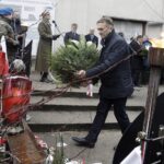 10.02.2022 Kielce. 82. rocznica pierwszej masowej wywózki Polaków na Sybir. Uroczystość przed Pomnikiem Sybiraków na cmentarzu Starym. Wieniec składa starosta Mirosław Gębski / Jarosław Kubalski / Radio Kielce