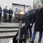 10.02.2022 Kielce. 82. rocznica pierwszej masowej wywózki Polaków na Sybir. Uroczystość przed Pomnikiem Sybiraków na cmentarzu Starym. Wieniec składają przewodniczący Rady Miasta Kielce Jarosław Karyś i prezydent Kielc Bogdan Wenta / Jarosław Kubalski / Radio Kielce