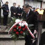 10.02.2022 Kielce. 82. rocznica pierwszej masowej wywózki Polaków na Sybir. Uroczystość przed Pomnikiem Sybiraków na cmentarzu Starym. Wieniec składa Leszek Bukowski - Delegatura IPN w Kielcach / Jarosław Kubalski / Radio Kielce