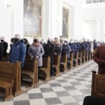 13.02.2022. Święty Krzyż. Obchody 159. rocznicy bitwy pod Świętym Krzyżem. Na zdjęciu (drugi z lewej): Zbigniew Koniusz - wojewoda świętokrzyski; (z prawej): senator Krzysztof Słoń / Jarosław Kubalski / Radio Kielce