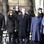 14.02.2022 Kielce. 80 rocznica przemianowania ZWZ w AK. Uroczystości pod pomnikiem AK na skwerze Żeromskiego. Na zdjęciu od lewej: senator Krzysztof Słoń, poseł Agata Wojtyszek, senator Jarosław Rusiecki, naczelnik kieleckiej delegatury IPN Dorota Koczwańska–Kalita i wojewoda Zbigniew Koniusz / Jarosław Kubalski / Radio Kielce