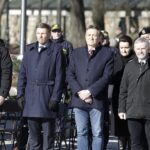 14.02.2022 Kielce. 80 rocznica przemianowania ZWZ w AK. Uroczystości pod pomnikiem AK na skwerze Żeromskiego. Na zdjęciu od lewej: przewodniczący Rady Miasta Kielce Jarosław Karyś, zastępca prezydenta Kielc Marcin Chłodnicki, starosta Mirosław Gębski, poseł Marzena Okła-Drewnowicz i kurator oświaty Kazimierz Mądzik / Jarosław Kubalski / Radio Kielce
