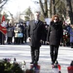 14.02.2022 Kielce. 80 rocznica przemianowania ZWZ w AK. Uroczystości pod pomnikiem AK na skwerze Żeromskiego. Na zdjęciu od lewej: senator Krzysztof Słoń i poseł Agata Wojtyszek / Jarosław Kubalski / Radio Kielce