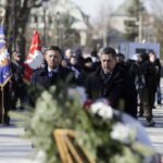 14.02.2022 Kielce. 80 rocznica przemianowania ZWZ w AK. Uroczystości pod pomnikiem AK na skwerze Żeromskiego. Na zdjęciu od lewej: zastępca prezydenta Kielc Marcin Chłodnicki i przewodniczący rady miasta Jarosław Karyś / Jarosław Kubalski / Radio Kielce