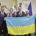 16.02.2022 Kielce. Spotkanie z konsulem generalnym Ukrainy w Krakowie. Na zdjęciu (od lewej): Tomasz Jamka - członek zarządu województwa świętokrzyskiego, Andrzej Pruś - przewodniczący Sejmiku Województwa Świętokrzyskiego, Wiaczesław Wojnarowski - konsul generalny Ukrainy w Krakowie, Mariusz Gosek - poseł Solidarnej Polski i Piotr Kisiel - radny Rady Miasta Kielce / Jarosław Kubalski / Radio Kielce