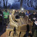 17.02.2022 Kielce. Pałacyk Tomasza Zielińskiego. 70. rocznica urodzin Bronka Opałki. Przyjaciele odśpiewali skomponowana przez niego piosenkę "Do gwiazd" przy pomniku Laurensa Hammonda / Jarosław Kubalski / Radio Kielce