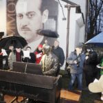 17.02.2022 Kielce. Pałacyk Tomasza Zielińskiego. 70. rocznica urodzin Bronka Opałki. Przyjaciele odśpiewali skomponowana przez niego piosenkę "Do gwiazd" przy pomniku Laurensa Hammonda / Jarosław Kubalski / Radio Kielce