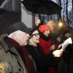 17.02.2022 Kielce. Pałacyk Tomasza Zielińskiego. 70. rocznica urodzin Bronka Opałki. Przyjaciele odśpiewali skomponowana przez niego piosenkę "Do gwiazd" przy pomniku Laurensa Hammonda / Jarosław Kubalski / Radio Kielce