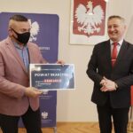 18.02.2022 Kielce. ŚUW. Wręczenie promes z Rządowego Funduszu Rozwoju Dróg. Na zdjęciu (od lewej): starosta skarżyski Artur Berus i wojewoda Zbigniew Koniusz / Jarosław Kubalski / Radio Kielce