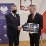 18.02.2022 Kielce. ŚUW. Wręczenie promes z Rządowego Funduszu Rozwoju Dróg. Na zdjęciu (od lewej): starosta staszowski Józef Żółciak i wojewoda Zbigniew Koniusz / Jarosław Kubalski / Radio Kielce