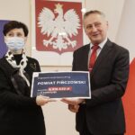 18.02.2022 Kielce. ŚUW. Wręczenie promes z Rządowego Funduszu Rozwoju Dróg. Na zdjęciu (od lewej): sekretarz gminy Pińczów Wioletta Usnarska i wojewoda Zbigniew Koniusz / Jarosław Kubalski / Radio Kielce