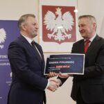 18.02.2022 Kielce. ŚUW. Wręczenie promes z Rządowego Funduszu Rozwoju Dróg. Na zdjęciu (od lewej): p.o. burmistrza Połańca Jacek Nowak i wojewoda Zbigniew Koniusz / Jarosław Kubalski / Radio Kielce