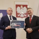18.02.2022 Kielce. ŚUW. Wręczenie promes z Rządowego Funduszu Rozwoju Dróg. Na zdjęciu (od lewej): wójt gminy Masłów Tomasz Lato i wojewoda Zbigniew Koniusz / Jarosław Kubalski / Radio Kielce