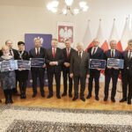 18.02.2022 Kielce. ŚUW. Wręczenie promes z Rządowego Funduszu Rozwoju Dróg / Jarosław Kubalski / Radio Kielce