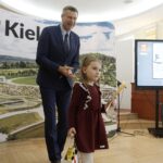 18.02.2022 Kielce. Wręczenie nagród i wyróżnień w konkursie plastycznym dla dzieci "Kielce- Moje Miasto w 2022 roku". Prezydent miasta Bogdan Wenta wręcza nagrodę Małgorzacie Durlik / Jarosław Kubalski / Radio Kielce