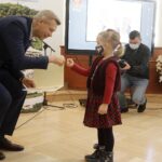 18.02.2022 Kielce. Wręczenie nagród i wyróżnień w konkursie plastycznym dla dzieci "Kielce- Moje Miasto w 2022 roku". Prezydent miasta Bogdan Wenta wręcza nagrodę Kalinie Nartowskiej / Jarosław Kubalski / Radio Kielce