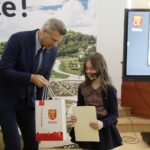 18.02.2022 Kielce. Wręczenie nagród i wyróżnień w konkursie plastycznym dla dzieci "Kielce- Moje Miasto w 2022 roku". Prezydent miasta Bogdan Wenta wręcza nagrodę Maji Jakubowskiej / Jarosław Kubalski / Radio Kielce