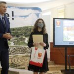 18.02.2022 Kielce. Wręczenie nagród i wyróżnień w konkursie plastycznym dla dzieci "Kielce- Moje Miasto w 2022 roku". Prezydent miasta Bogdan Wenta wręcza nagrodę Veronice Rudenko / Jarosław Kubalski / Radio Kielce