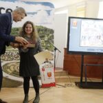 18.02.2022 Kielce. Wręczenie nagród i wyróżnień w konkursie plastycznym dla dzieci "Kielce- Moje Miasto w 2022 roku". Prezydent miasta Bogdan Wenta wręcza nagrodę Toli Ośka / Jarosław Kubalski / Radio Kielce