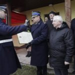 20.02.2022 Drugnia.Uroczystości włączenia OSP do Krajowego Systemu Ratowniczo-Gaśniczego i poświecenie wozu strażackiego. Na zdjęciu od lewej: prezes OSP Drugnia Marcin Krzemiński, Świętokrzyski Komendant Wojewódzki PSP t. bryg. Krzysztof Ciosek, poseł Krzysztof Lipiec i senator Krzysztof Słoń / Jarosław Kubalski / Radio Kielce