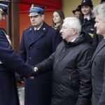 20.02.2022 Drugnia.Uroczystości włączenia OSP do Krajowego Systemu Ratowniczo-Gaśniczego i poświecenie wozu strażackiego. Na zdjęciu od lewej: prezes OSP Drugnia Marcin Krzemiński, Świętokrzyski Komendant Wojewódzki PSP t. bryg. Krzysztof Ciosek, poseł Krzysztof Lipiec i senator Krzysztof Słoń / Jarosław Kubalski / Radio Kielce