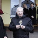 20.02.2022 Drugnia.Uroczystości włączenia OSP do Krajowego Systemu Ratowniczo-Gaśniczego i poświecenie wozu strażackiego. Na zdjęciu od lewej: burmistrz Pierzchnicy Stanisław Strąk i poseł Krzysztof Lipiec / Jarosław Kubalski / Radio Kielce