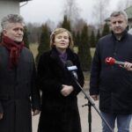 21.02.2022. Mójcza. Rządowe wsparcie na modernizację ulicy Chabrowej. Na zdjęciu (od lewej): Krzysztof Słoń - senator PiS, Anna Krupka - wiceminister sportu i turystyki i Dariusz Meresiński - burmistrz Daleszyc / Jarosław Kubalski / Radio Kielce