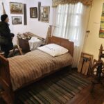 21.02.2022 Kielce. Dworek Laszczyków. Wystawa "Obraz codzienności, codzienność w obrazie. Fragmenty z życia na wsi w sztuce ludowej" / Jarosław Kubalski / Radio Kielce