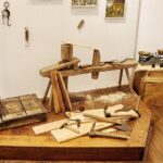 21.02.2022 Kielce. Dworek Laszczyków. Wystawa "Obraz codzienności, codzienność w obrazie. Fragmenty z życia na wsi w sztuce ludowej" / Jarosław Kubalski / Radio Kielce