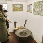 21.02.2022 Kielce. Dworek Laszczyków. Wystawa "Obraz codzienności, codzienność w obrazie. Fragmenty z życia na wsi w sztuce ludowej" / Jarosław Kubalski / Radio Kielce