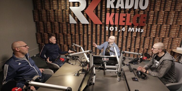 25.02.2022 Radio Kielce. Debata sportowa. Na zdjęciu (od lewej): Jaromir Kruk - Piłka Nożna, Paweł Golański - dyrektor sportowy Korony, Rafał Szymczyk - Radio Kielce, Damian Wysoki - Radio eM Kielce / Jarosław Kubalski / Radio Kielce