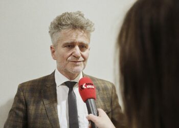 06.12.2021. Kielce. Przekazanie symbolicznych czeków z ministerstwa dla UJK. Na zdjęciu  Krzysztof Słoń - senator PiS / Jarosław Kubalski / Radio Kielce