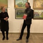 13.02.2022. Sandomierz. Wystawa malarstwa w BWA. Na zdjęciu (od lewej): Katarzyna Pisarczyk - dyrektor BWA w Sandomierzu i Rafał Lenart / Grażyna Szlęzak-Wójcik / Radio Kielce