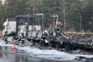 14.02.2022. Suchedniów. Spalona naczepa samochodu ciężarowego / Wiktor Taszłow / Radio Kielce