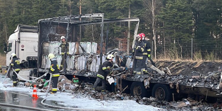 14.02.2022. Suchedniów. Spalona naczepa samochodu ciężarowego / Wiktor Taszłow / Radio Kielce