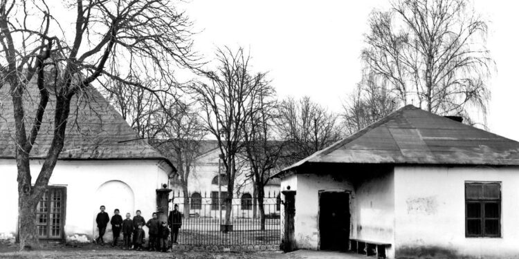 1925 Białogon. Brama wjazdowa do zakładu na Białogonie /Źródło: Zbiory Muzeum Narodowego w Kielcach