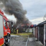 20.02.2022. Końskie. Pożar samochodów / Komenda Powiatowa Państwowej Straży Pożarnej w Końskich