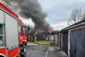 20.02.2022. Końskie. Pożar samochodów / Komenda Powiatowa Państwowej Straży Pożarnej w Końskich