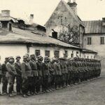 1941. Kielce. Zbiórka niemieckiego oddziału na boisku gimnazjum im. Żeromskiego, w którym mieści się szpital. / fotopolska.eu