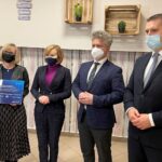 07.02.2022. Chmielnik. Na zdjęciu: Renata Nowak - dyrektor Szkoły Podstawowej im. Stefana Żeromskiego w Chmielniku, Anna Krupka, wiceminister sportu i turystyki, senator Krzysztof Słoń, Paweł Wójcik, burmistrz Chmielnika / Michał Kita / Radio Kielce