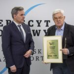 70. Plebiscyt Sportowy - Świętokrzyskie Gwiazdy Sportu 2021. Na zdjęciu (od lewej): Stanisław Wróbel - Redaktor Naczelny „Echa Dnia”, Zdzisław Lipiński - KKL Kielce - 2. miejsce w kategorii Trener Roku / Echo Dnia